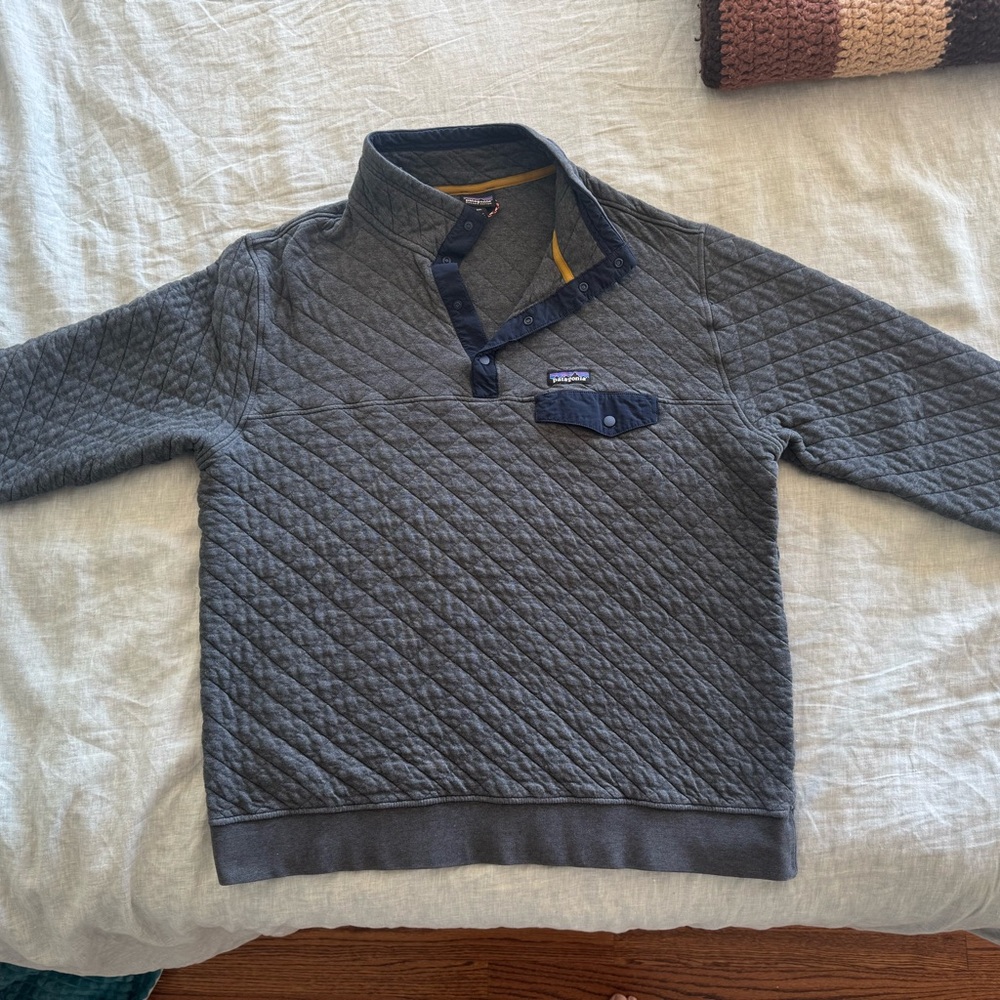 Patagonia Quilted Snap Pullover Sweatshirt in Charcoal Gray with Navy Accents